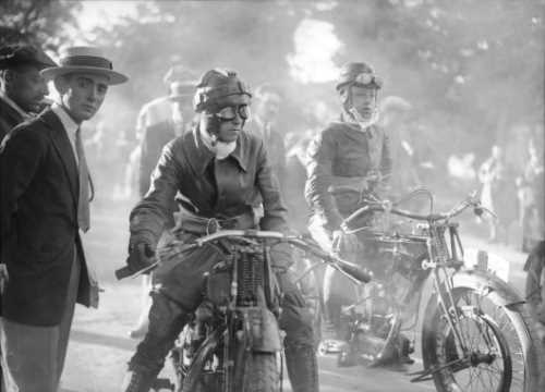 Мотоциклисты 20-х годов.
