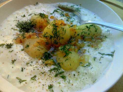 Молодая картошка с укропом и кислым молоком.
